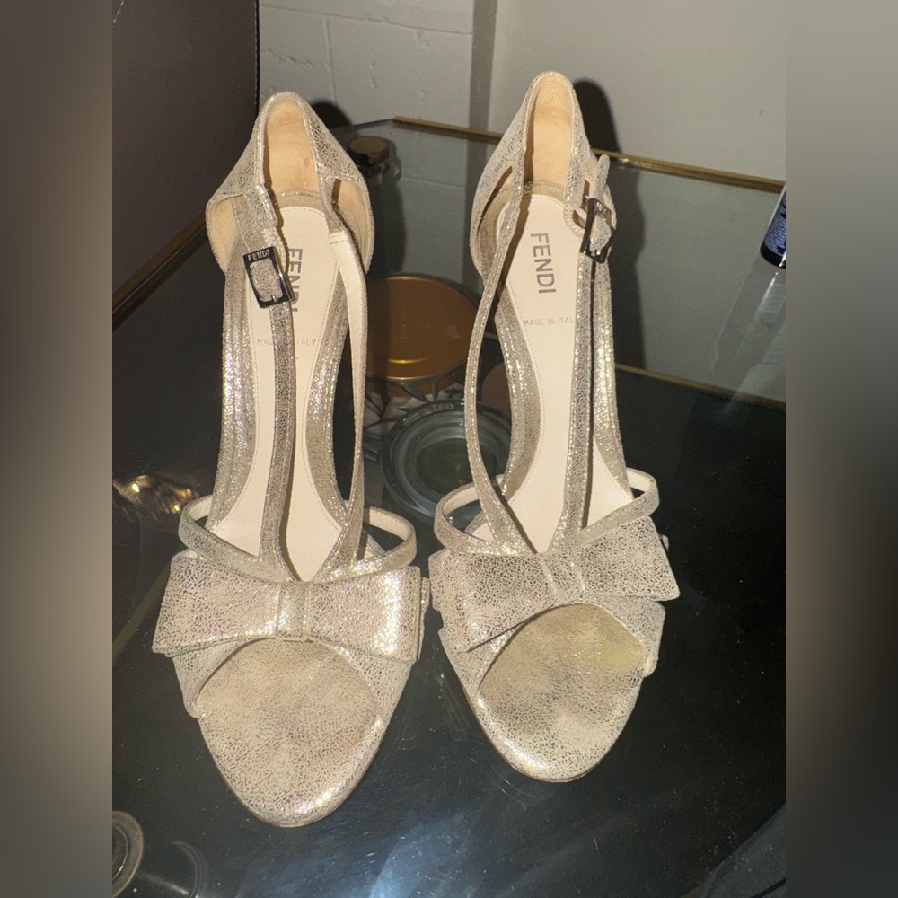 Fendi vintage 90s gold heels
Size 35 1/2